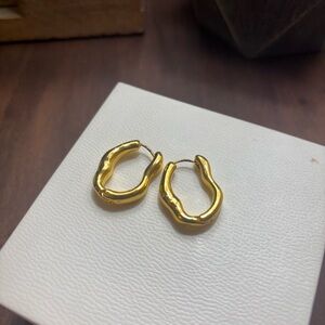 Elegant Gold Wavy Hoop Earrings